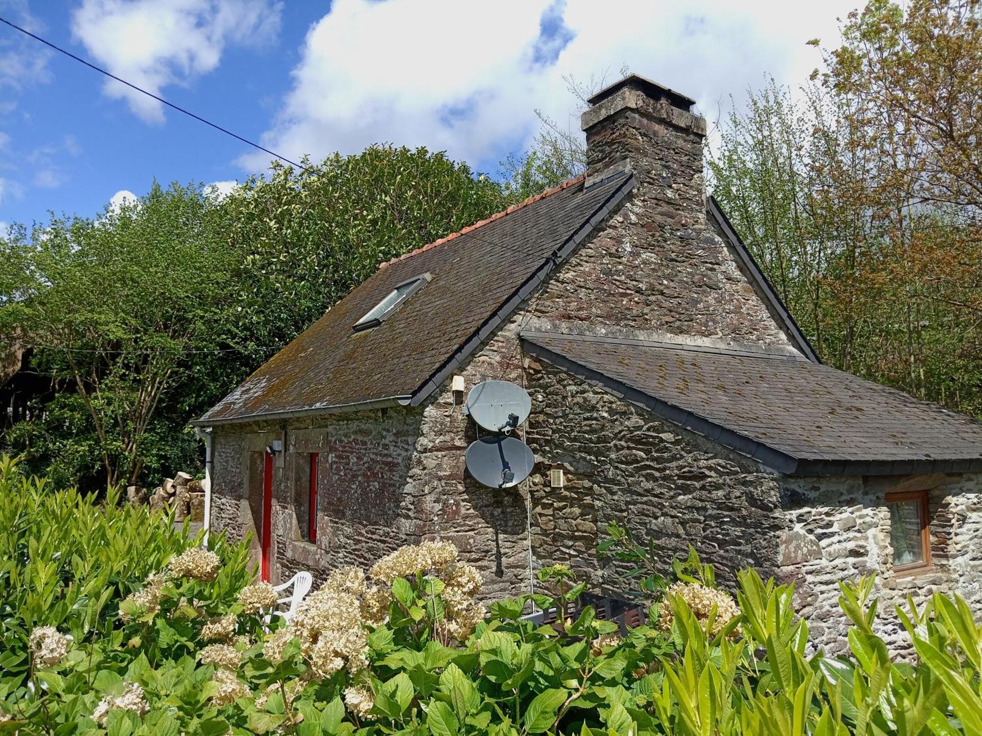 Character Breton Cottage Carhaix-Plouguer Bagian luar foto