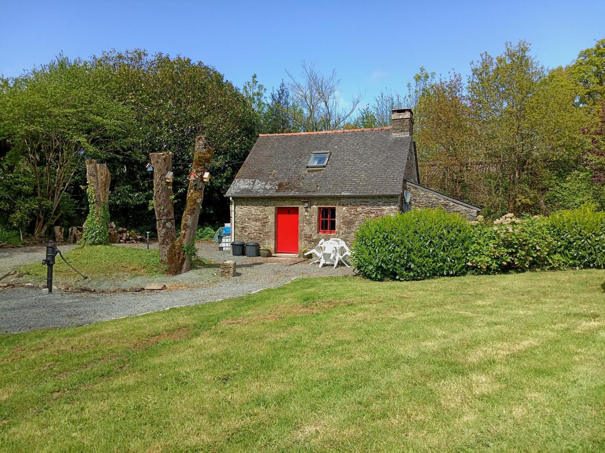 Character Breton Cottage Carhaix-Plouguer Bagian luar foto